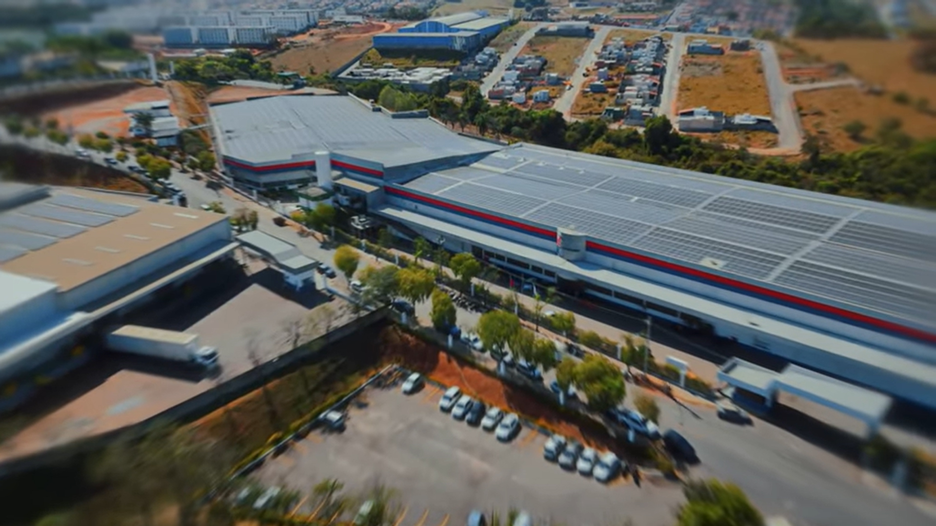 Fábrica Coletek com telhado de painéis solares em Varginha-MG